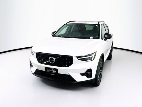 Used 2024 Volvo XC40 B5 Plus w/ Climate Package image 3