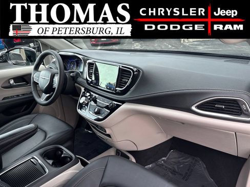Used 2024 Chrysler Pacifica Touring-L FWD image 28