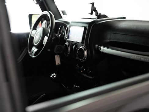 Used 2017 Jeep Wrangler Sahara AWD/4WD image 39