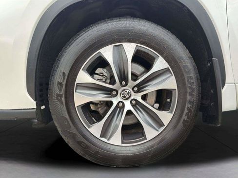 Used 2021 Toyota Highlander XLE AWD/4WD image 35