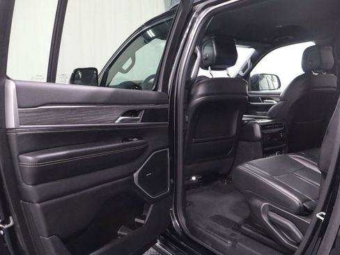 Certified 2024 Jeep Wagoneer L Series II w/ Flexible Seating Group image 12