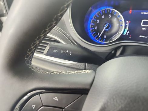 Used 2025 Chrysler Pacifica Limited FWD image 15
