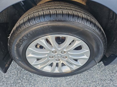 Used 2017 Toyota Sienna XLE Premium image 6