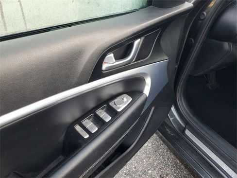 Used 2022 Genesis G70 2.0T image 10