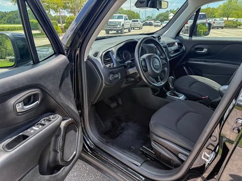 Used 2018 Jeep Renegade Altitude FWD image 13