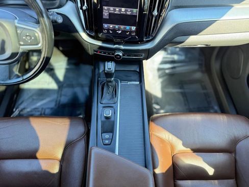 Used 2018 Volvo XC60 T6 Momentum w/ Advanced Package AWD/4WD image 19