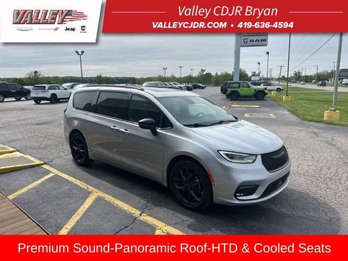 Used 2023 Chrysler Pacifica Limited w/ Uconnect Theater Family Group FWD image 1