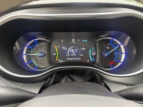 Used 2020 Chrysler Pacifica Limited w/ Advanced Safetytec Group FWD image 9
