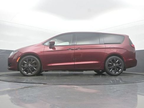 Used 2020 Chrysler Pacifica Touring w/ S Appearance Package FWD image 45