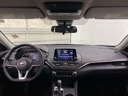 Used 2025 Nissan Altima 2.5 SV FWD image 12