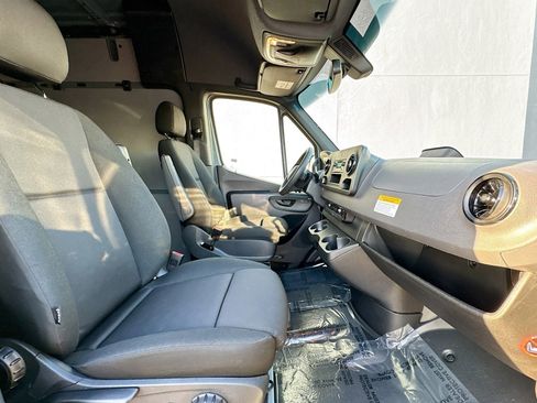 Used 2025 Mercedes-Benz Sprinter 2500 image 22