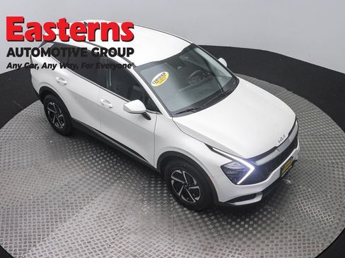 Used 2023 Kia Sportage LX AWD/4WD image 3