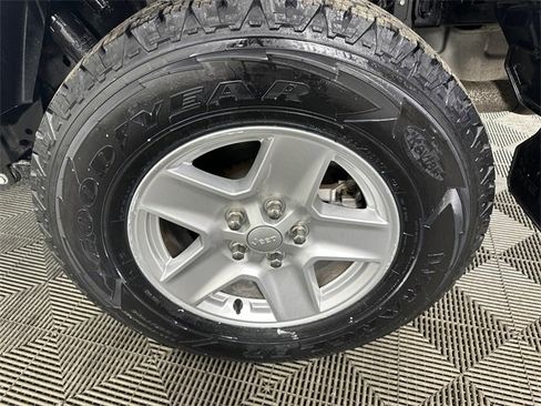 Certified 2023 Jeep Gladiator Sport image 5