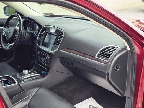 Used 2019 Chrysler 300 Limited AWD/4WD image 16