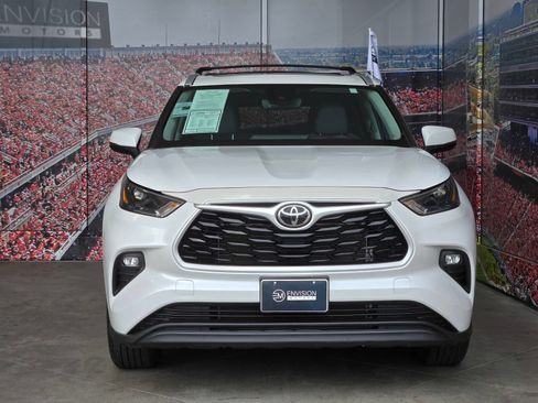 Used 2023 Toyota Highlander XLE AWD/4WD image 3