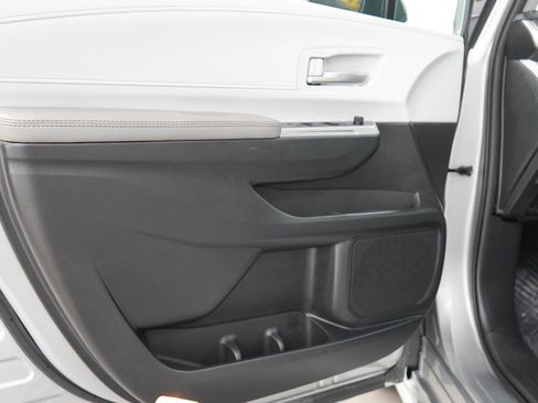 Used 2025 Toyota Sienna FWD image 20