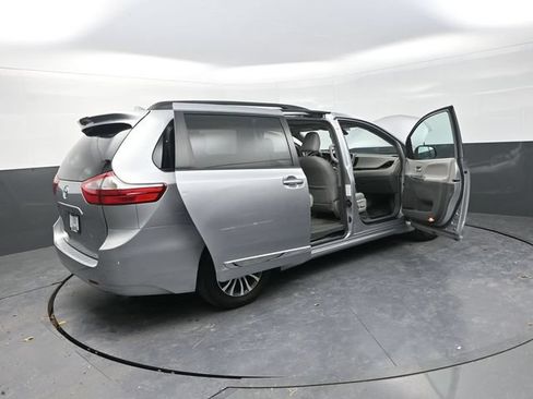 Used 2018 Toyota Sienna XLE FWD image 34