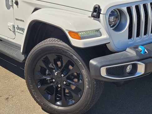 Used 2023 Jeep Wrangler Unlimited Sahara w/ Cold Weather Group AWD/4WD image 9