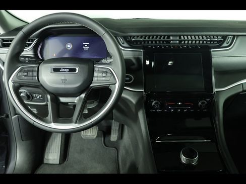 Used 2023 Jeep Grand Cherokee Laredo image 15