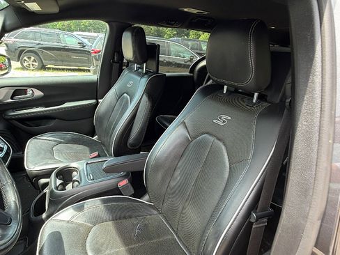 Used 2019 Chrysler Pacifica Limited w/ S Appearance Package FWD image 17