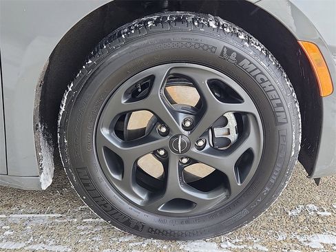 Used 2022 Chrysler Pacifica Touring-L w/ S Appearance Package image 8