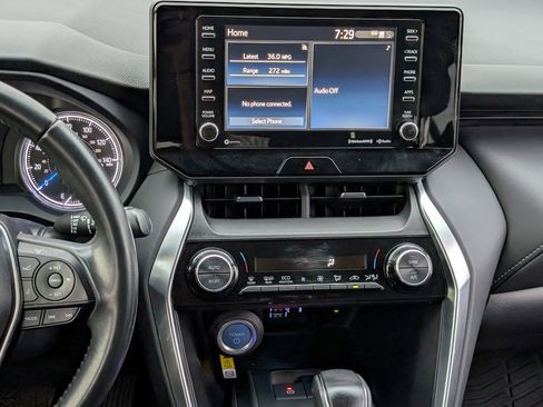 Used 2022 Toyota Venza LE image 12