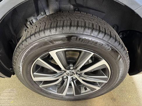 Used 2024 Toyota Venza LE image 5