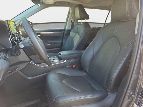 Used 2020 Toyota Highlander Limited FWD image 16