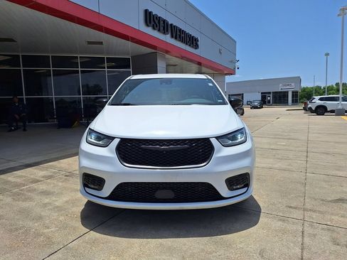 Used 2024 Chrysler Pacifica Limited FWD image 2
