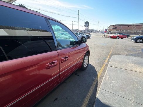 Used 2005 Chrysler Town & Country Touring w/ Luxury Group image 11