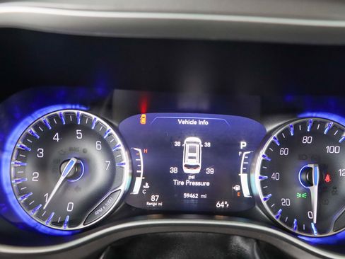 Used 2023 Chrysler Pacifica Touring-L image 15