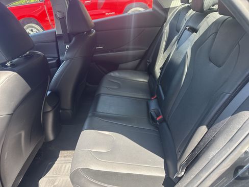 Used 2023 Hyundai Elantra Limited FWD image 5