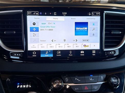 Used 2026 Chrysler Pacifica Select image 16