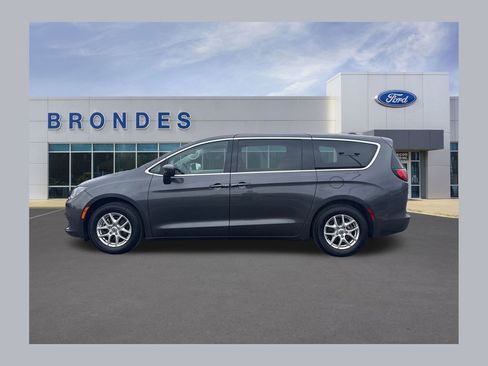 Used 2023 Chrysler Voyager LX image 1