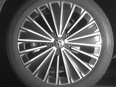 Used 2025 Volkswagen Taos SE image 12