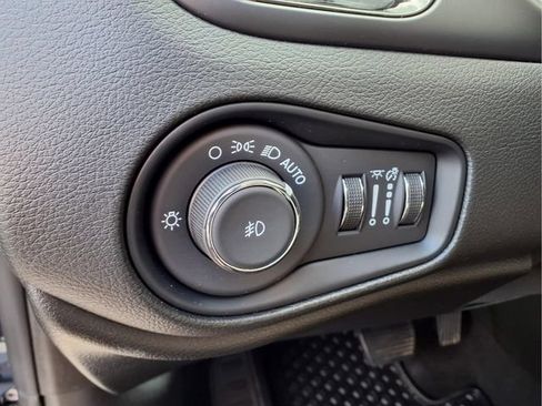 Used 2023 Jeep Renegade Altitude w/ Convenience Group I AWD/4WD image 18