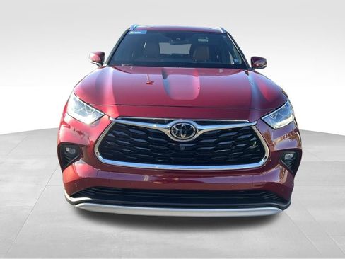 Used 2021 Toyota Highlander Platinum image 2