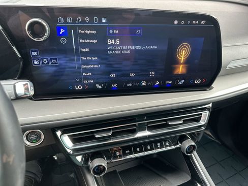 Used 2025 Chevrolet Traverse LT image 16