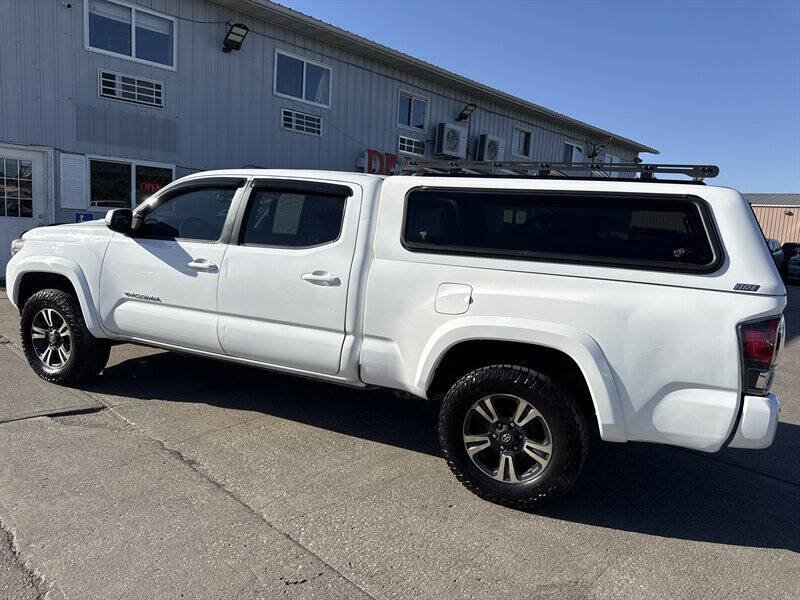 Used 2016 Toyota Tacoma TRD Sport AWD/4WD image 4