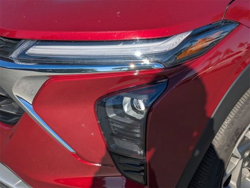 Used 2025 Chevrolet Trax LT w/ LT Convenience Package image 11