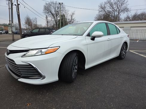 Used 2023 Toyota Camry XLE image 3