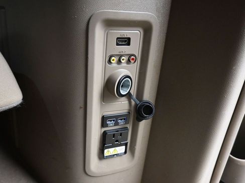 Used 2014 Chrysler Town & Country Touring image 36