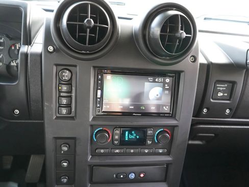 Used 2005 HUMMER H2 SUT w/ Preferred Equipment Group AWD/4WD image 12