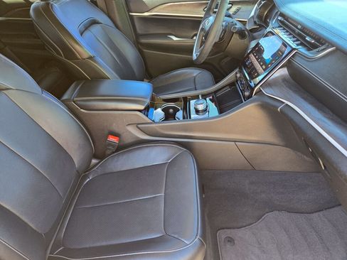 Used 2023 Jeep Grand Cherokee Limited w/ Luxury Tech Group II AWD/4WD image 15
