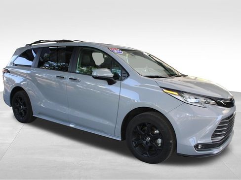 Certified 2025 Toyota Sienna XLE Woodland Edition AWD/4WD image 21