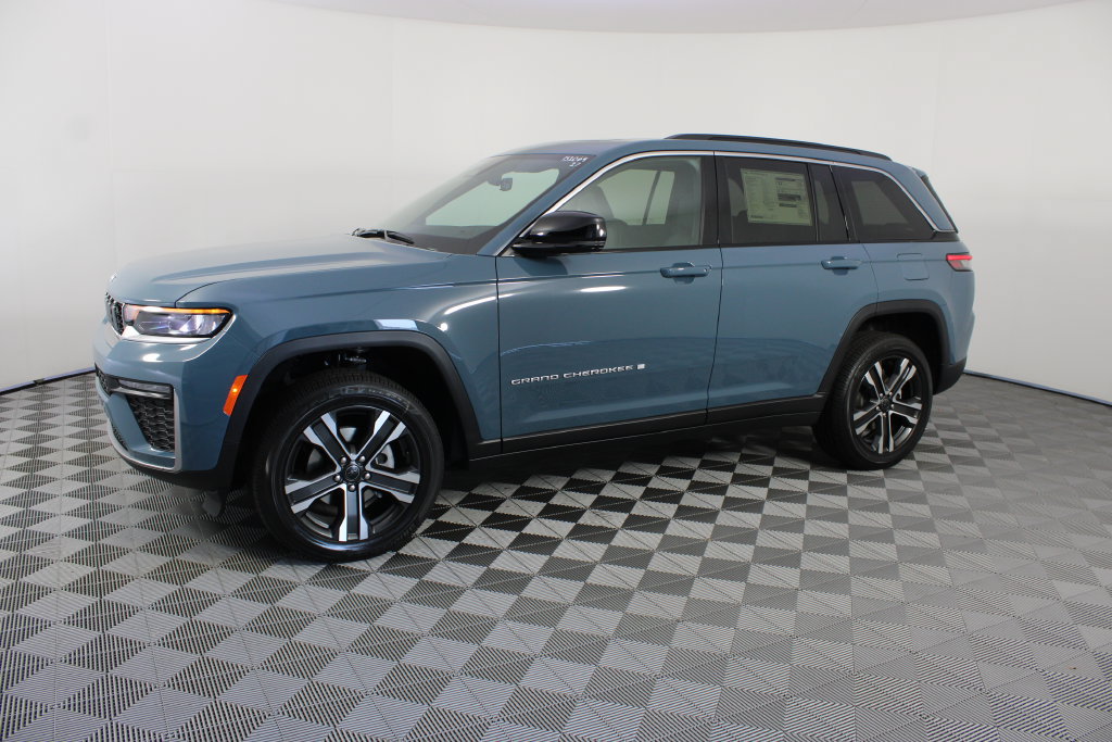 New 2027 Jeep Grand Cherokee Limited w/ Trailer Tow Package AWD/4WD image 2