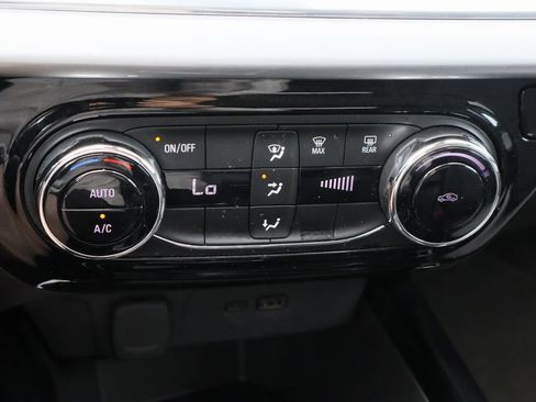 Used 2025 Chevrolet Trax LT FWD image 17