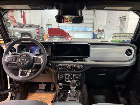 Used 2025 Jeep Wrangler Backcountry image 18