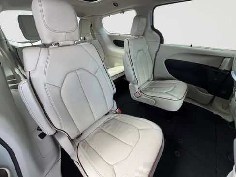 Used 2019 Chrysler Pacifica Limited w/ Tire & Wheel Group FWD image 18