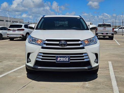 Used 2019 Toyota Highlander XLE FWD image 2